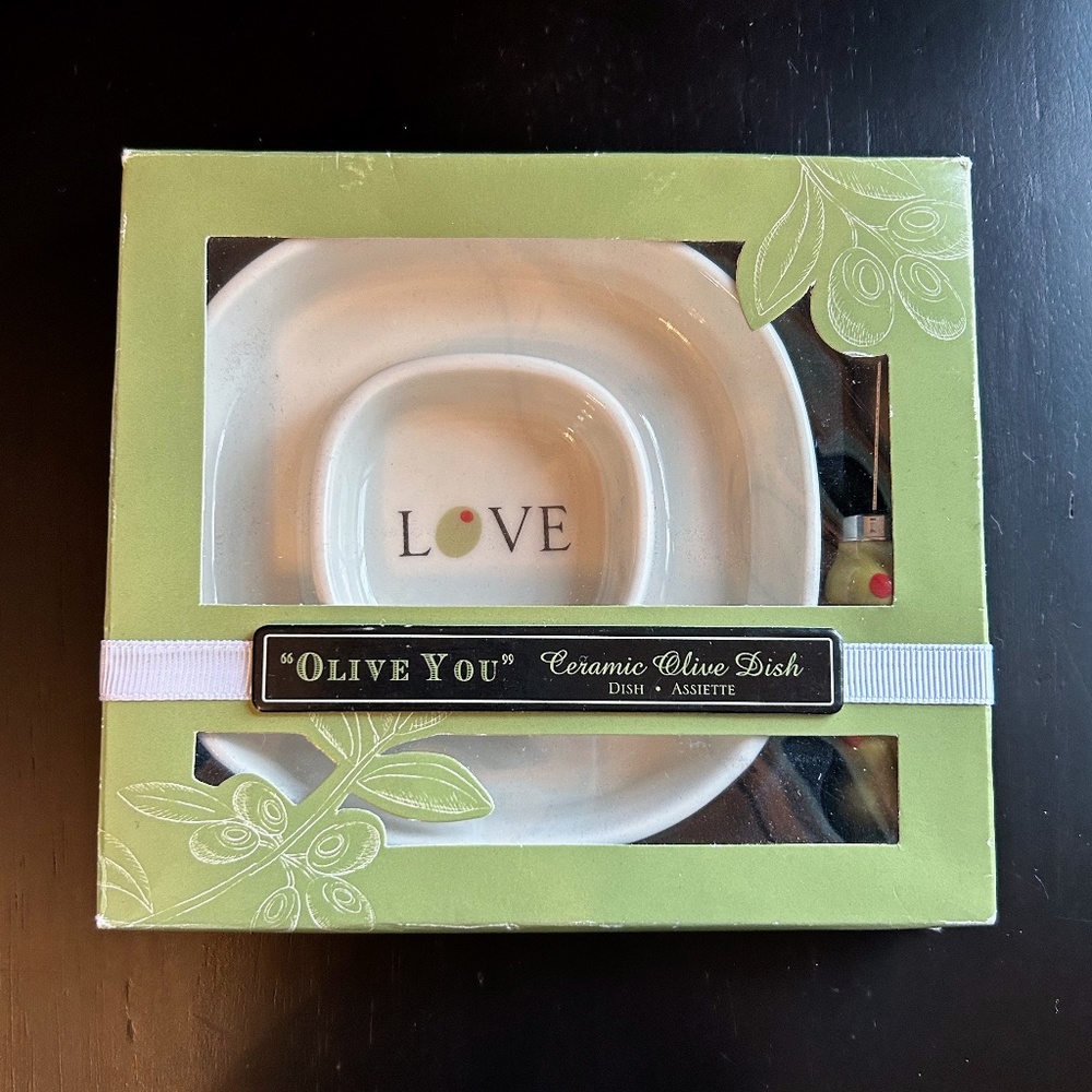 NIB Kate Aspen "Olive You" Ceramic Olive Dish w Stacked Olive Design Spreader